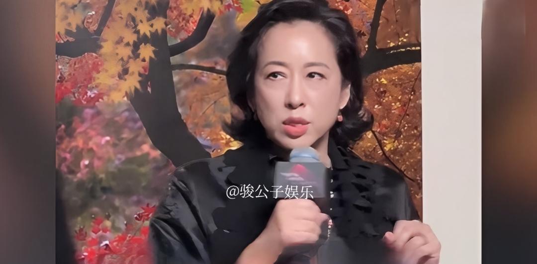 霍启山与继父罗康瑞罕见同框 ，霍震霆前妻朱玲玲的摄影展 近日在上海举行，开幕式当