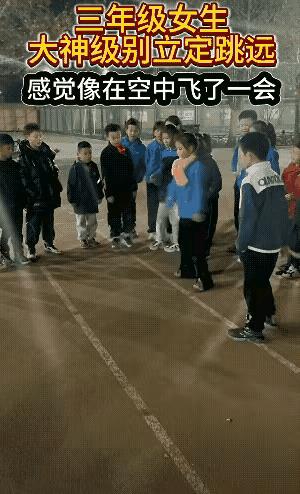 准备、起跳、腾空、落脚、收臀一套动作一气呵成，典型的天赋型选手！