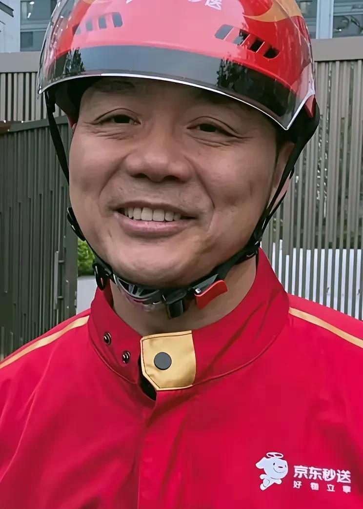 刘强东出来送外卖了，穿上外卖服，骑上电动车，面色黝黑，满脸皱纹，面对镜头，刘强东