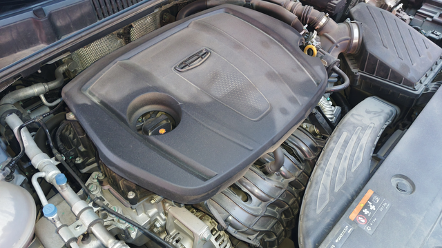 发动机外塑料壳上有油渍
这个位置为什么会有油渍，怀疑盖子没拧紧喷出来的，或者渗油