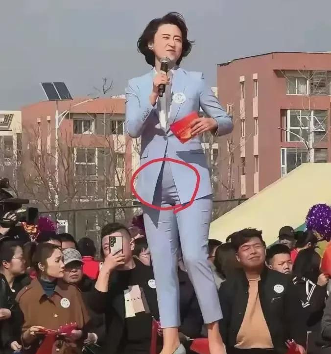 不是裤子太紧，而是腹部隆起！结婚生子后，腹部常常会凸出，合身的裤子也因此被撑得鼓