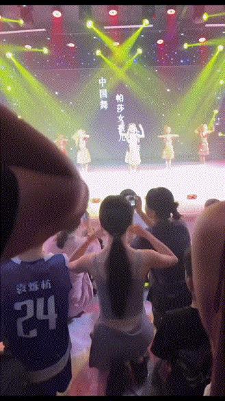 是不是所有舞蹈老师身上的每个部件都这么美啊？连手指头都这么好看。