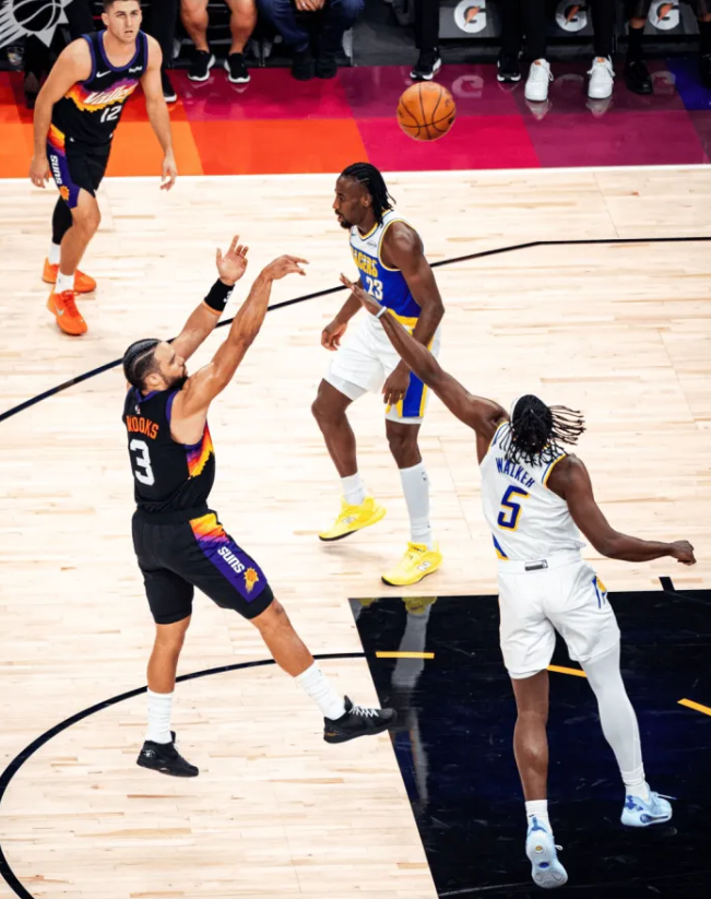 NBA常规赛，太阳对阵步行者的比赛正在进行中。
太阳官媒更新了动态，晒出一张照片