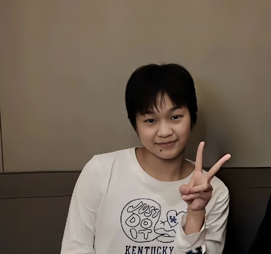 全红婵更新动态剪刀手，这次明显瘦了，看惯了她在十米台纵身一跃的飒爽，看到这张比耶