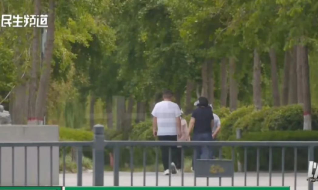 河南，周女士上班时，突然收到男同事丁某发来的露骨短信，那内容让她又羞又气。晚上回