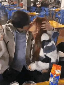 这个男人真的是高手，左右逢源的！
原配和小三的关系都让他处理的很好！
现在的女人