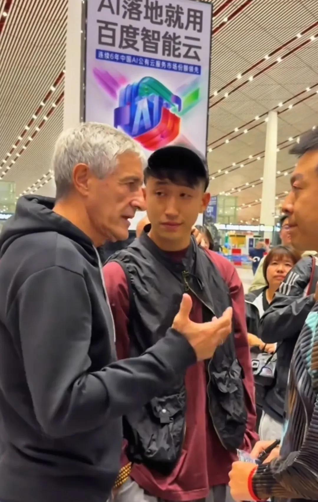 塞蒂恩凌晨离京，球员仅张源首都机场洒泪相送！
北京国安俱乐部主教练塞蒂恩下课，昨