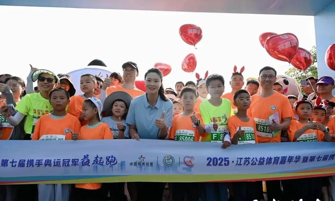 惠若琪携手陆春龙、许安琪等江苏奥运冠军一起参加了公益体育活动，对于自己的各种身份