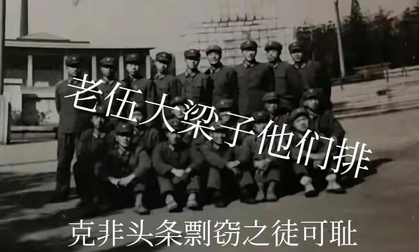 我这次回哈尔滨，说起战友大梁子跟老伍都是82年兵，又都是香坊区走的。
俩兄弟家庭