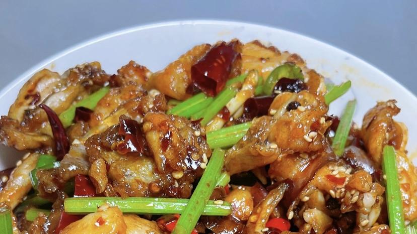 在家搞定干锅牛蛙：3步解锁香辣鲜嫩，比馆子还下饭！