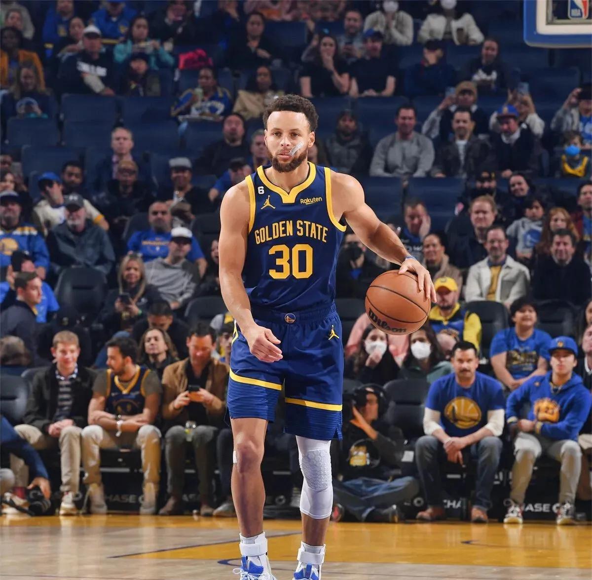美煤评NBA前100大球星，科比被库里挤出了前十！
库里荣誉：
4个总冠军、2个