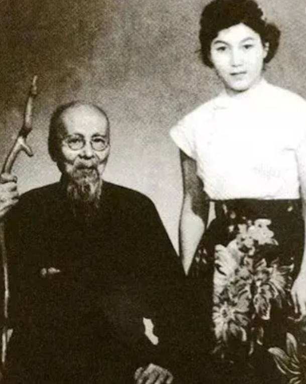 1952年，88岁齐白石看上了25岁的新凤霞，于是齐白石就将她带到一个大柜子前面