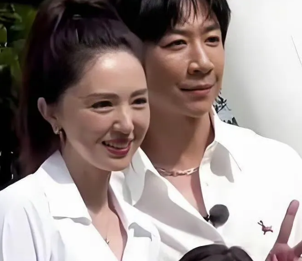我以为董璇二婚是为了爱情。
没想到她是个纯爱战士。
可能大家觉得给老公生个孩子没