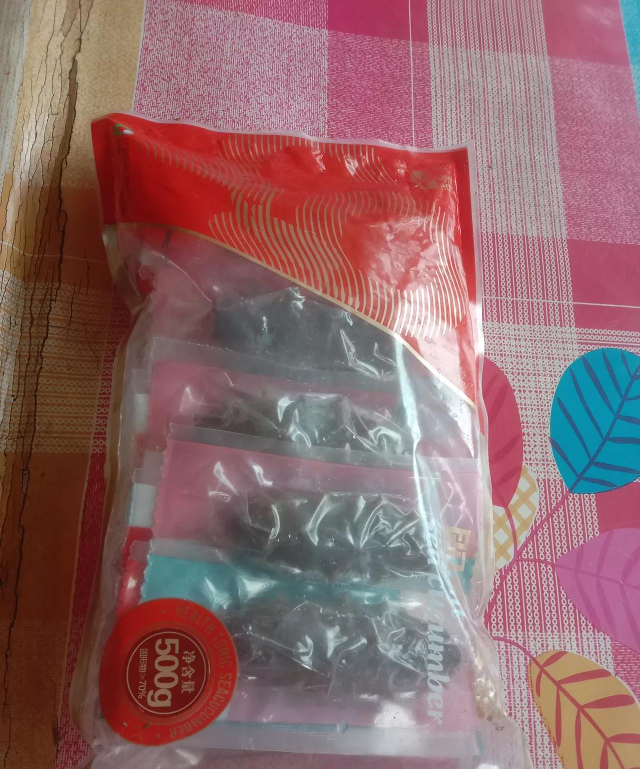 中午再加一道菜。
来一盘海参。
吃法:海参蘸料汁。