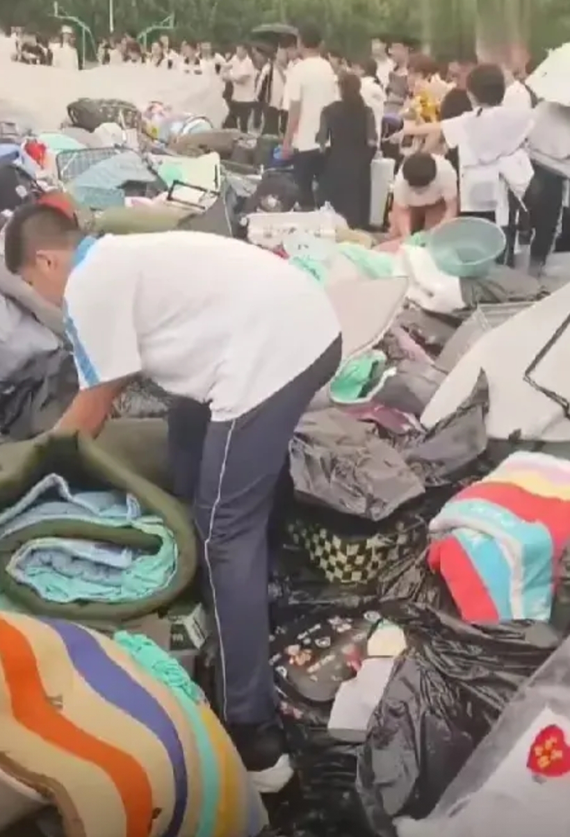 学生高考没考完，学校却把学生的行李扔到了操场上，然后通知考生搬行李，真正的给学生