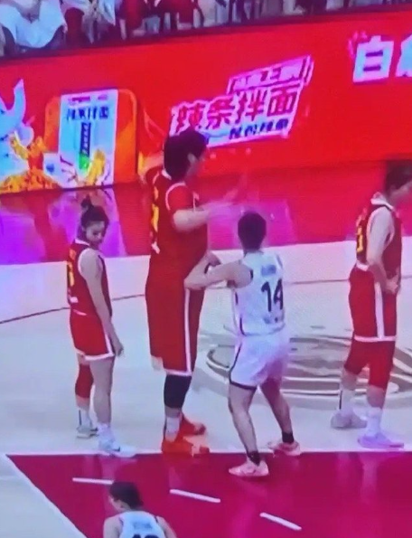 中国女篮怎会如此强大，可以说是来了个脱胎换骨的巨变。以前看中国女篮比赛时，总觉得