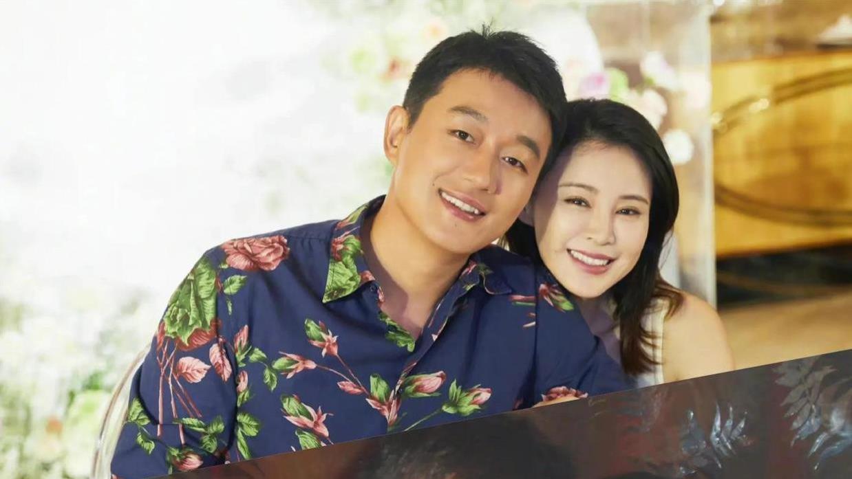 关悦携17岁女儿参观展览，母女俩身材高挑气质出众，佟大为真幸福