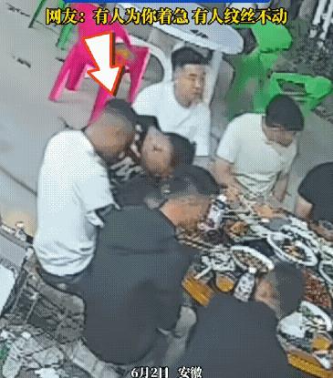 危急时刻见真情，男子喝酒时突感不适，拿一瓶水离开座位，好兄弟发现不对急忙起身上前