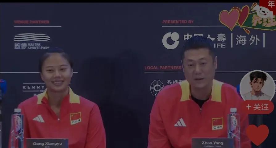 赵勇被赶鸭子上架也不好受，
被队长小宇笑话了，
“到香港参加香港站的比赛”，
赖