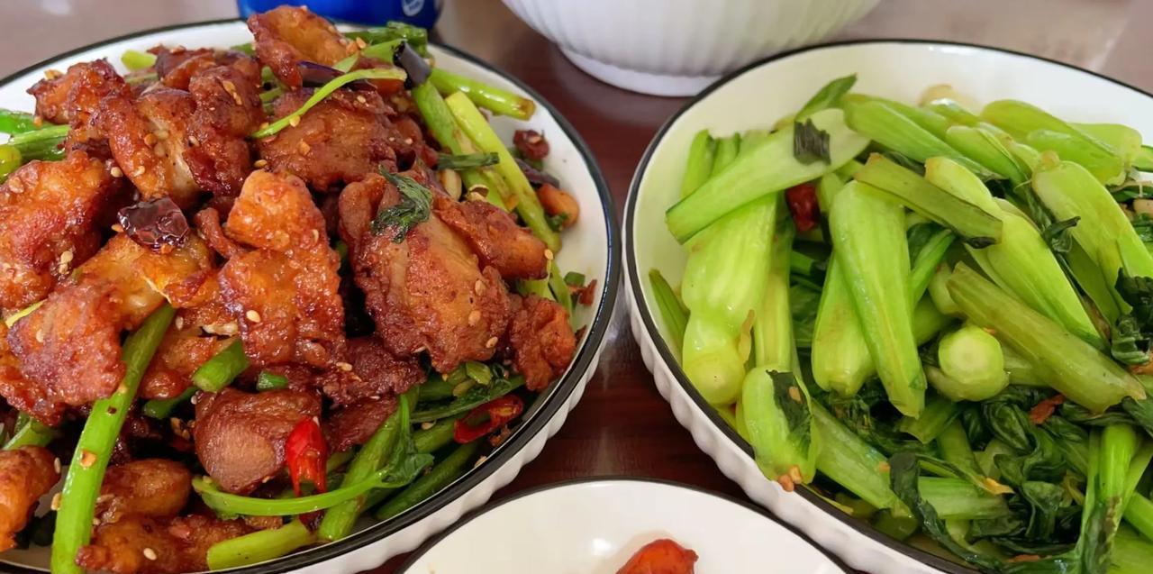 奇葩老公吃完中饭就走了，一分钟都不停留。
单位有食堂，10块钱一餐的两荤两素一汤