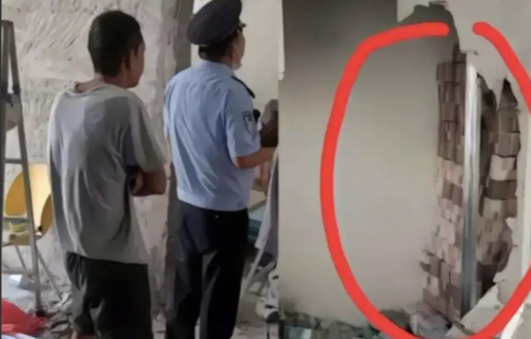 惊掉下巴！上海，男子以70万元的价格买下法拍房，2年后修理地板，下面竟然藏了58