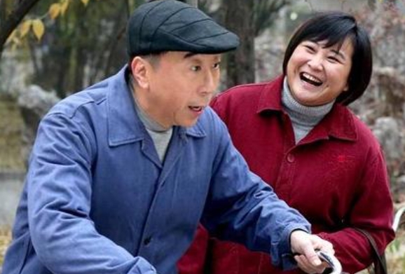当年，贾玲打给冯巩:师父，我要拍一部电影，想请你客串，片酬不多，你看30万行吗？