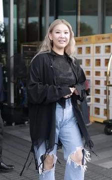 郑欣宜《歌手》彩排路透，心情与状态看起来极佳，穿搭也非常赞，时髦感满满，很抢眼！