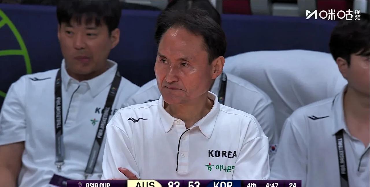 韩国主教练如坐针毡，面色苍白！亲眼目睹被澳大利亚狂胜33分，这老教练双手环绕于胸