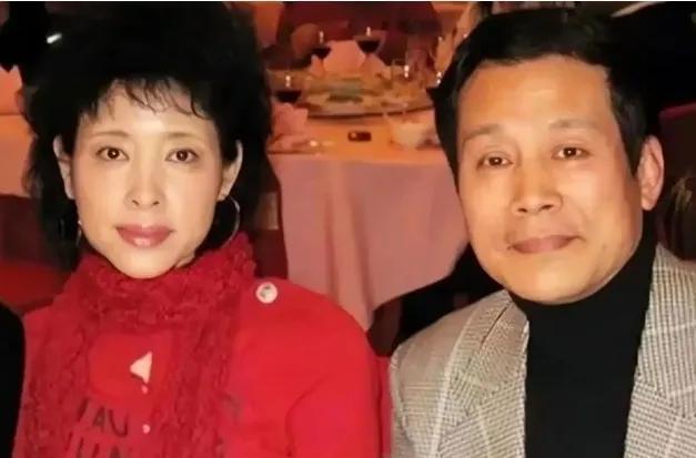 徐敏的两任妻子都是我们喜欢的演员，她俩长得像姐妹。有一种说法，男人离异后，再婚妻