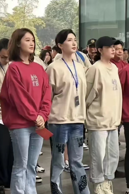 原来明星也逃不过的牛仔裤魔咒——鼓包 ​​​