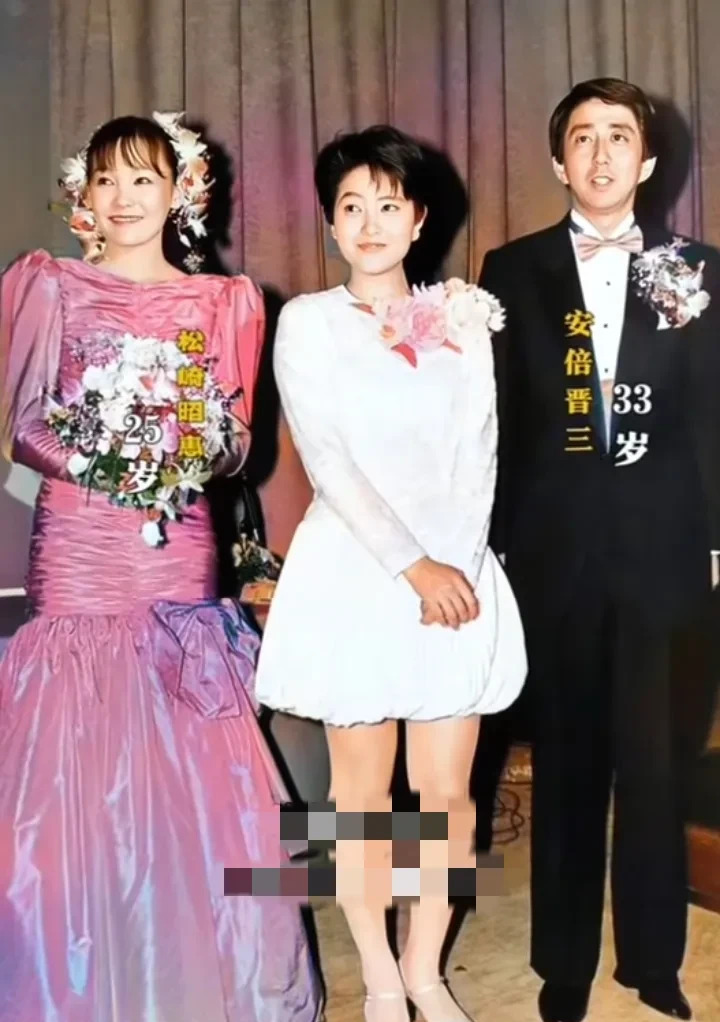 安倍晋三和夫人结婚照曝光











真是让人心头一紧，好好的一个人，