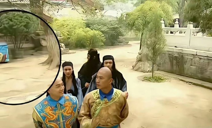 当年看《还珠格格》时，只顾着看帅哥美女，这么明显的穿帮镜头居然没有发现！