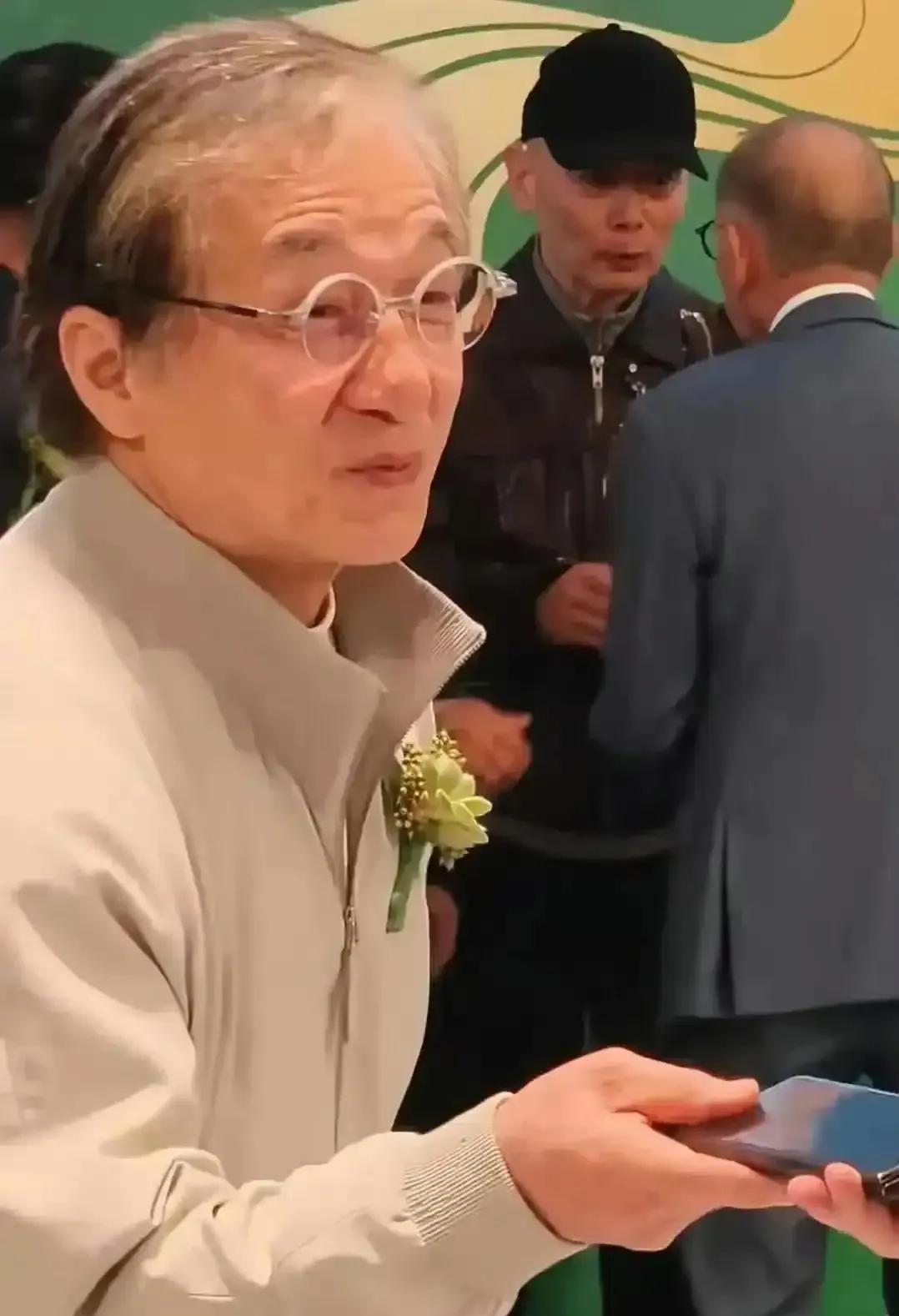 这是成龙？
老成这样了真让人心酸
年轻的时候风风火火天王巨星
现在只是一个普通老