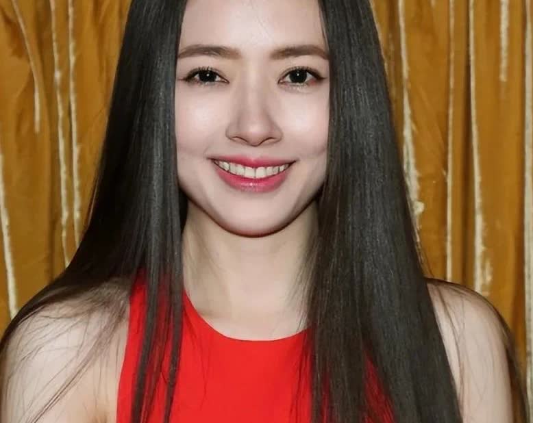 郭碧婷，
绝对是嫁入豪门的女星里混得最差的。
不是公婆不待见，也不是没拿到钱