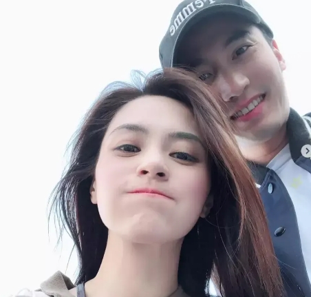 2018年，阿娇与赖弘国结婚，男方送给阿娇一张黑卡大方表示：“随便花！”一次阿娇