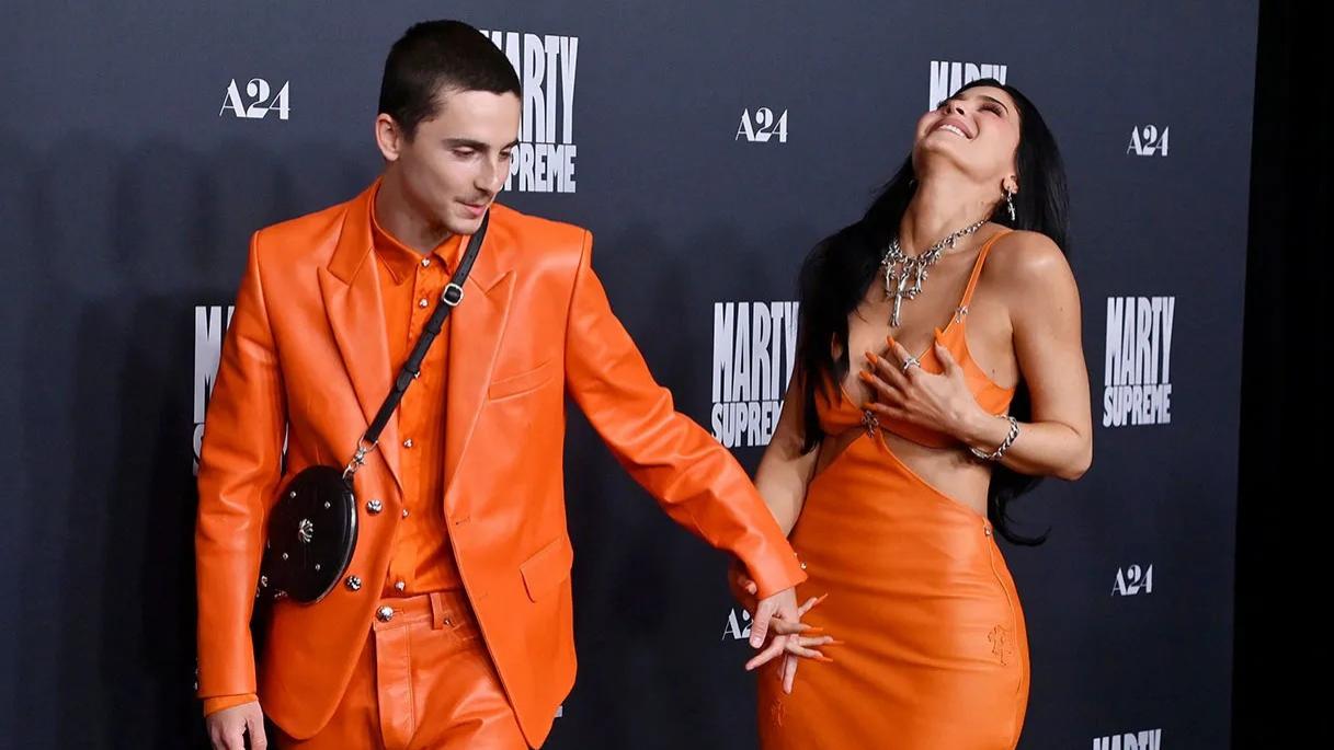 打破分手传言，甜茶高调秀恩爱，好莱坞名媛凯莉詹娜终于得手