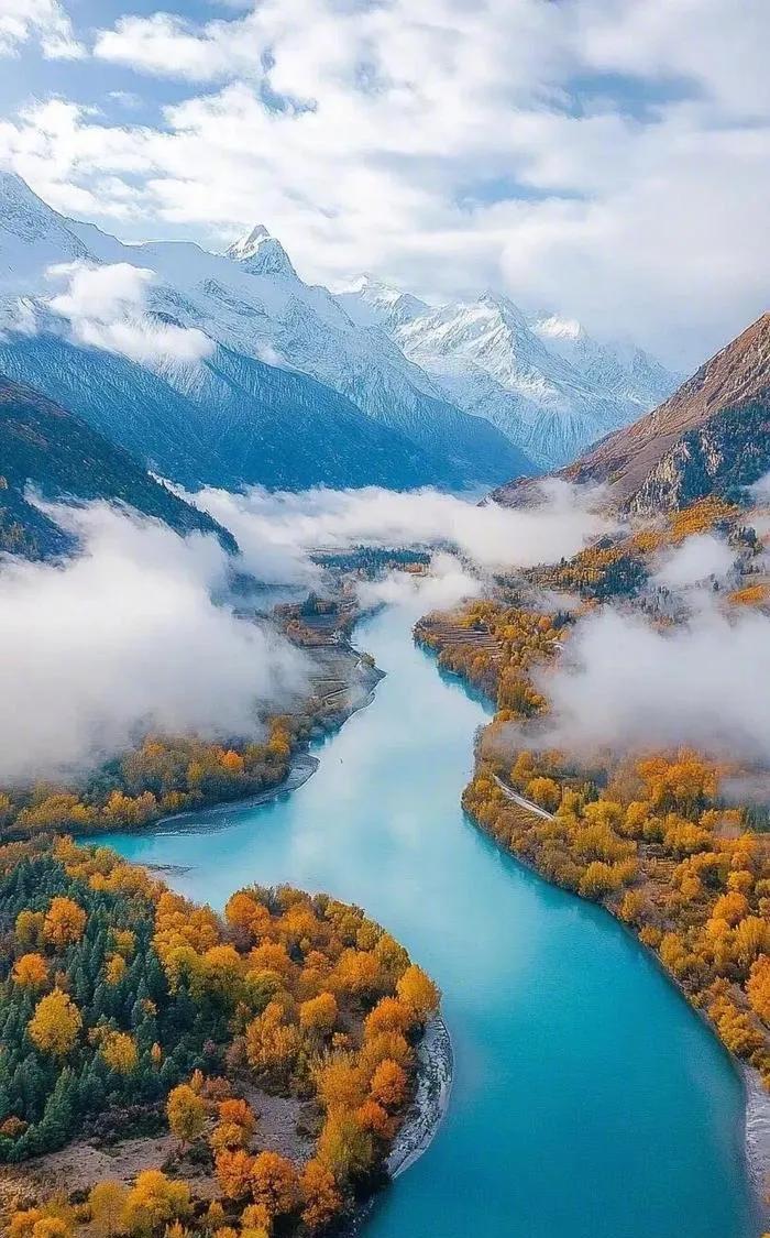 不支持俄罗斯，是支持解散黑帮-北约。
我国多次强调，不支持任何形式的战争。但与俄