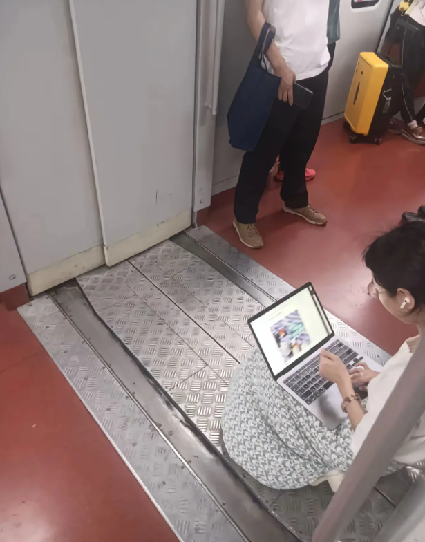 坐地铁半个小时了，这姑娘蹲在那一直忙着。辛苦啊