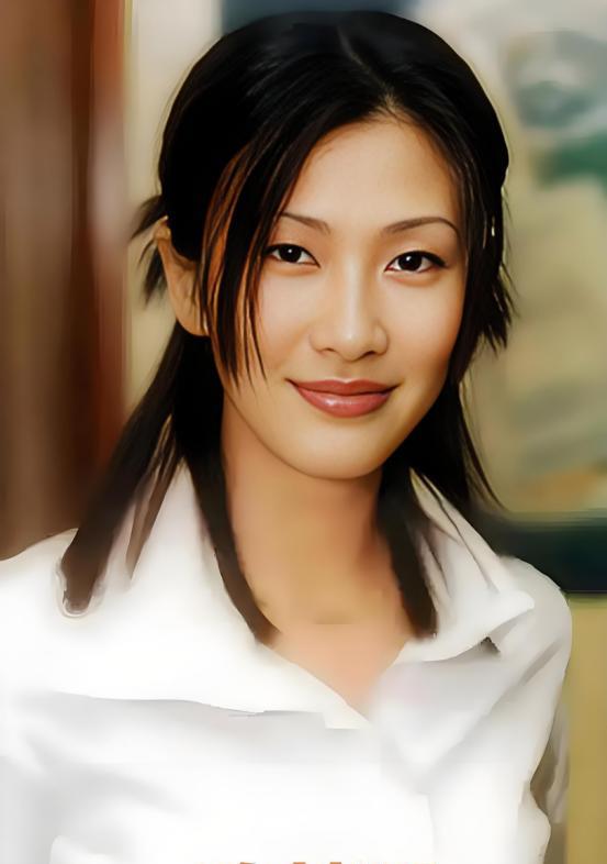 2001年，陈慧珊为了抱紧梁锦松的大腿，主动抛弃了自己的丈夫，不曾想，梁锦松却因