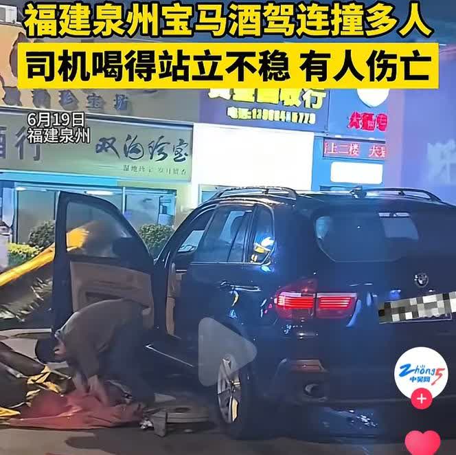 宝马车为了躲避查酒驾，从红绿灯开始闯卡一路，直接撞到人行道上面，其中一个女子的腿