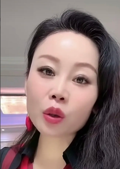 草帽姐又在制造话题了

刚刚刷到草帽姐在直播间里的一段视频。草帽姐说：有粉丝问我