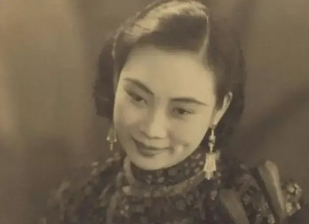 1946年，被戴笠圈养3年的胡蝶，和结婚11年的丈夫离婚，然后嫁给戴笠。不料，协