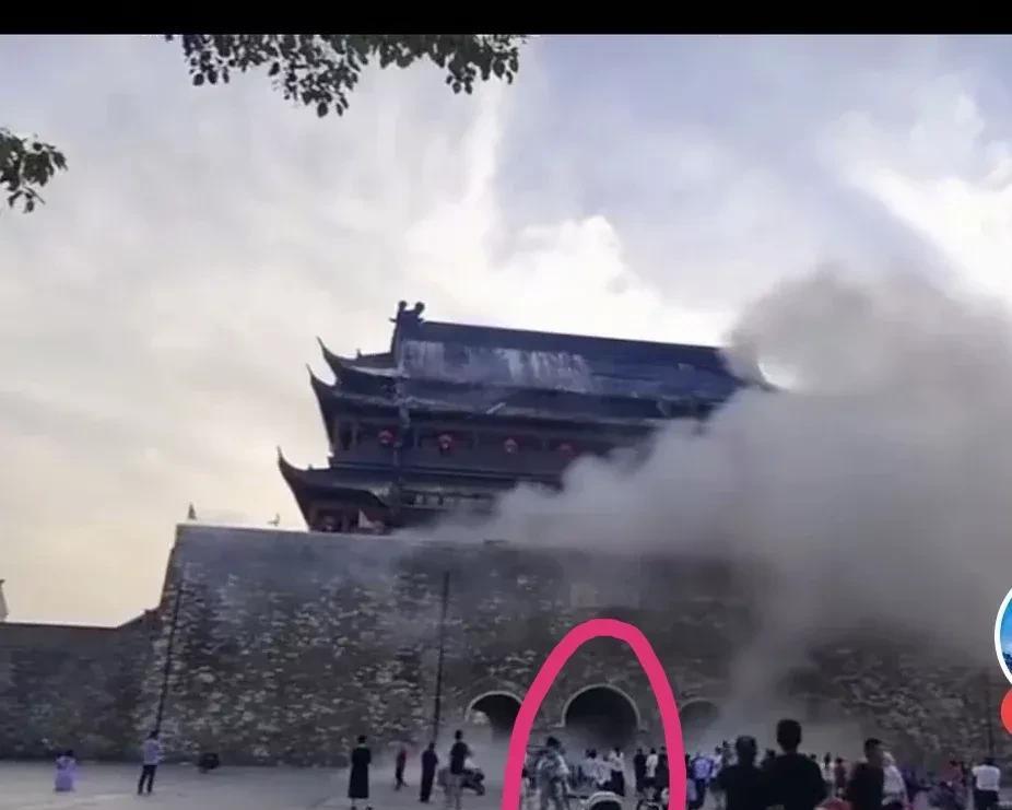 凤阳鼓楼瓦片滑落，
给喜欢旅游的普通人提了个醒，
　　在外面旅游，像这种古老的建