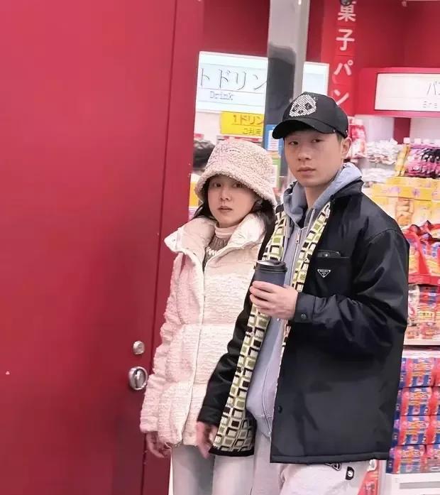16年地下恋藏得太深！马龙带老婆喝咖啡被拍，网友：嫂子竟是隐藏版人间理想？
当乒