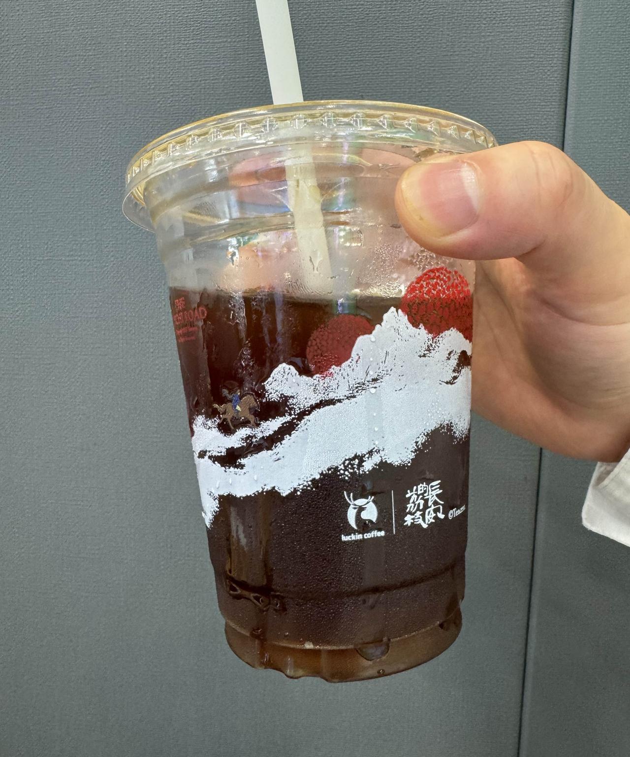 看了下这个联名啊！有点意思哦！
直接把荔枝直接连载了在杯子上，确实可以啊！
荔枝