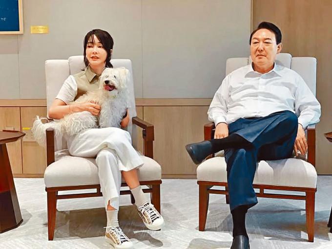 尹锡悦的2.6万猫爬架惹争议，恐添新罪，硅胶脸夫人定制桧木浴缸