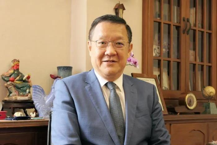 介文汲说世界第一次贸易大战结束，美国无条件向中国投降！
介文汲在昨天的节目中说，