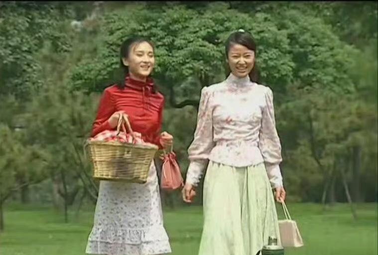 原来碎花跟纯色衣服更搭啊！
