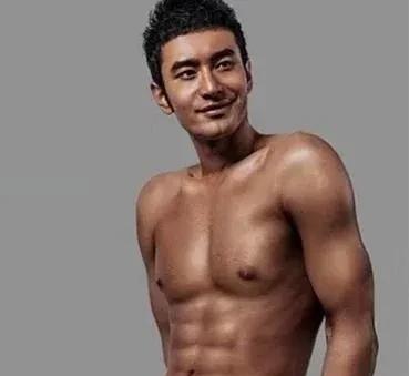 一次，张丰毅拍完戏，一回到家里，就感觉气氛很紧张。妻子霍凡和她的一群小姐妹都坐在