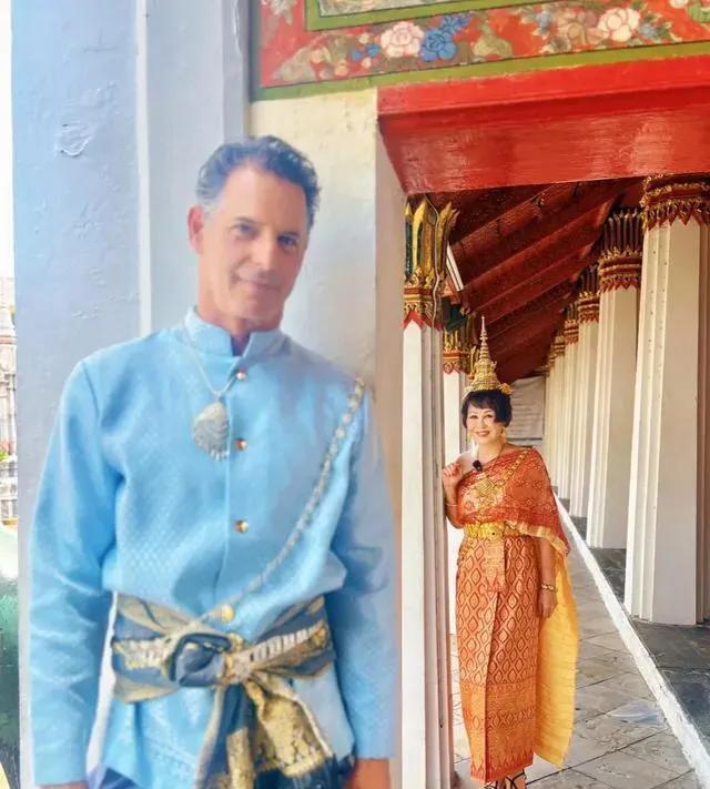这对相差十几岁的情侣，爱的还真热烈。
全世界的旅游，拍摄了很多情侣照片，含情脉脉